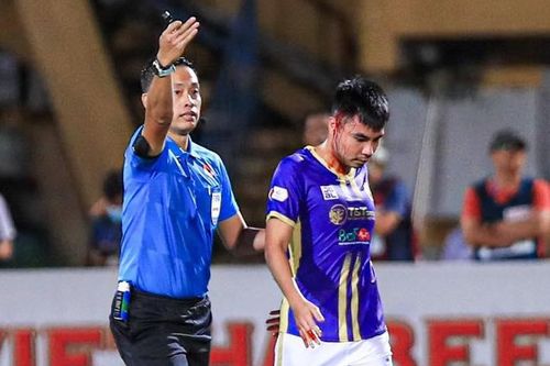 Tiền vệ Đức Huy chảy máu vùng đầu, phải cấp cứu
