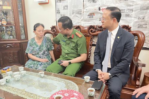 Trao tặng 3 gia đình liệt sỹ Cảnh sát phòng cháy, chữa cháy và cứu nạn, cứu hộ sổ tiết kiệm