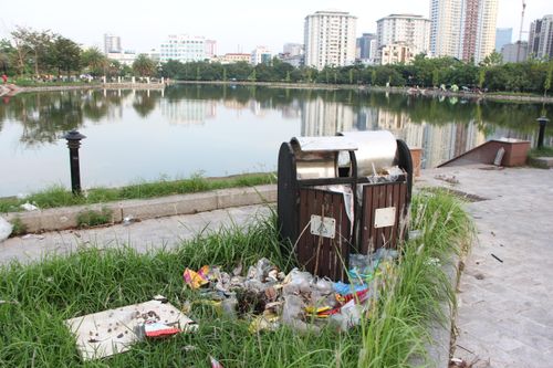 Rác thải ngập ngụa, bốc mùi hôi thối bên trong Công viên Mai Dịch