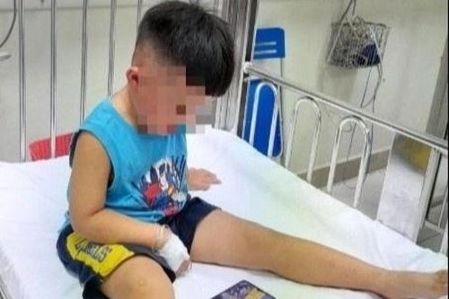 Phút hoảng loạn của người thân khi bé trai bị nhốt trong tủ cấp đông