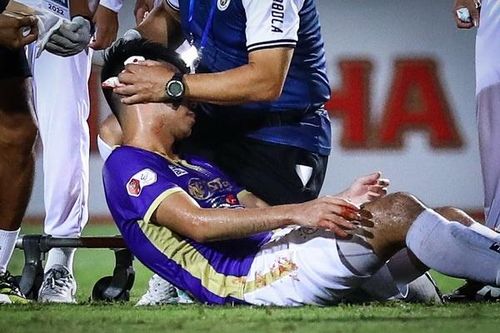 Đức Huy vào thẳng bệnh viện trong trận thắng HAGL