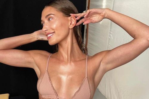 Hailey Bieber tắm trong rừng