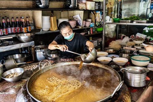 Lần đầu thử nồi nước hầm gần 50 năm không đổ ở Thái Lan