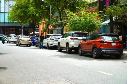 Đề xuất cho Công ty TNXP tiếp tục thu phí đỗ ôtô ở lòng đường TP.HCM