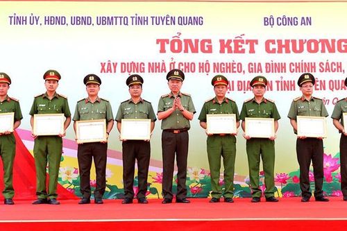 Bộ Công an tổng kết chương trình hỗ trợ làm nhà ở cho hộ nghèo, gia đình chính sách tại Tuyên Quang