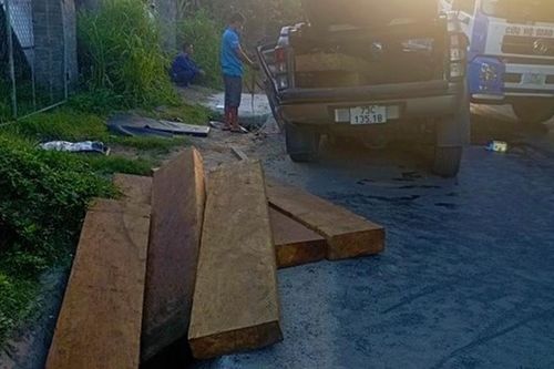 Xe chở gỗ lậu bị tai nạn làm 1 người tử vong tại Quảng Bình