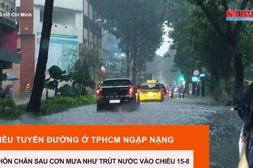 Nhiều tuyến đường ở TPHCM ngập nặng, xe cộ chôn chân sau cơn mưa như trút nước chiều 15-8