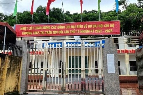 Thu sai, Trường THCS thị trấn Núi Đối phải trả lại tiền cho phụ huynh