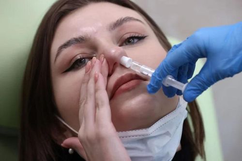 Vắc xin ngừa COVID-19 dạng xịt mũi của Nga chống lại tất cả các biến thể virus