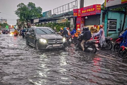 TPHCM: 'Phố nhà giàu' Quốc Hương và loạt tuyến đường biến thành sông sau cơn mưa lớn
