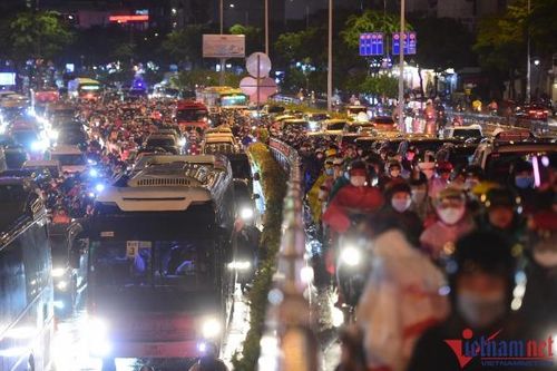 Người Sài Gòn đánh vật với kẹt xe sau trận mưa lớn nhất từ đầu năm