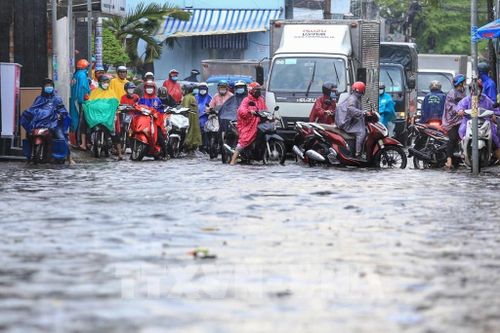 TP. Hồ Chí Minh ngập nặng, giao thông hỗn loạn sau cơn mưa kéo dài