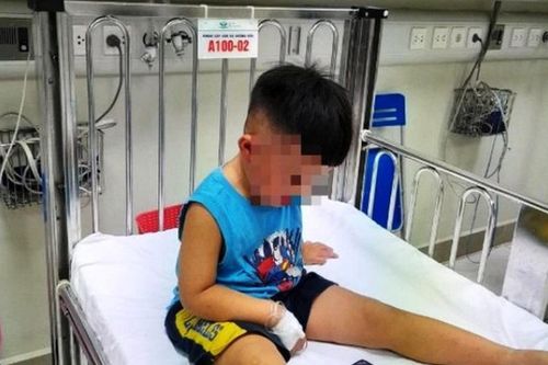 Sức khỏe cháu bé bị nhốt trong tủ đông hiện ra sao?