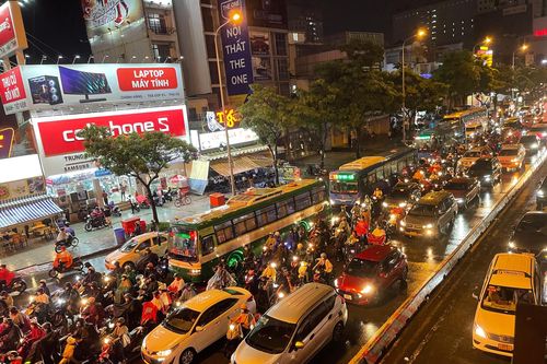TPHCM: 8 giờ tối, người và phương tiện vẫn 'chôn chân' giữa đường vì ngập nặng, kẹt xe