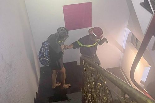 TP. Hồ Chí Minh giải cứu 10 người thoát khỏi vụ cháy nhà ở quận Bình Thạnh