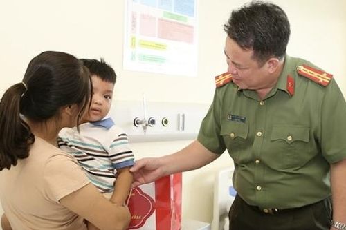 Bé trai bị nhốt trong tủ cấp đông tươi tắn nhận quà từ Giám đốc Công an Hà Nam