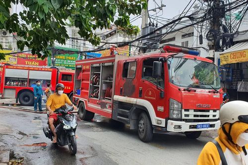 Cảnh sát PCCC TPHCM giải cứu nhiều người trong ngôi nhà cao tầng bốc cháy