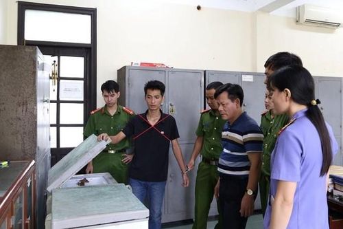 Khởi tố kẻ nhốt bé trai 3 tuổi vào tủ đông