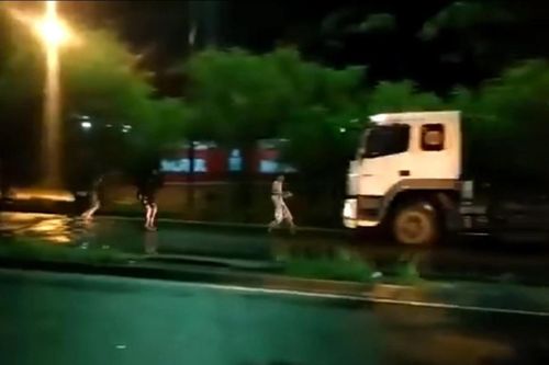 Sự thật về clip nhóm người chặn đầu xe tải trên mạng xã hội
