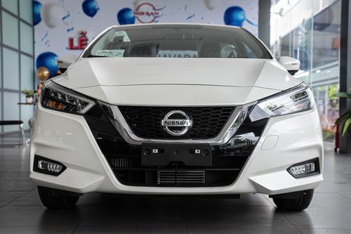 Xe Nissan chưa đến 600 triệu, thay cặp đèn pha gần 100 triệu đồng
