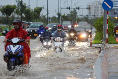 Nằm sát sông Sài Gòn, vì sao chân cầu Thủ Thiêm 2 vẫn ngập