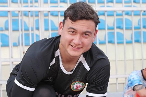 Văn Lâm dẫn theo bạn gái ra mắt CLB Bình Định