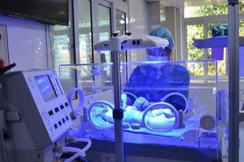 Cứu sống trẻ sinh non nặng 700g mắc bệnh lý phức tạp