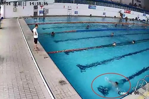 Cho con đi bơi, cha mẹ lơ là vài phút hối hận cả đời
