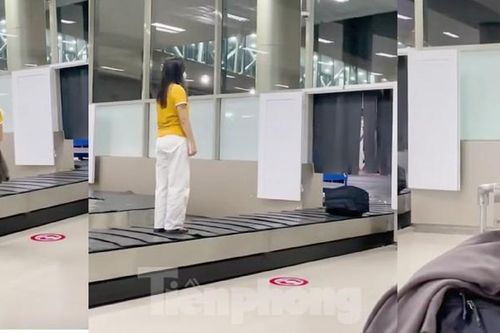Cục Hàng không sẽ xử lý nghiêm nữ khách đứng lên băng chuyển hành lý sân bay