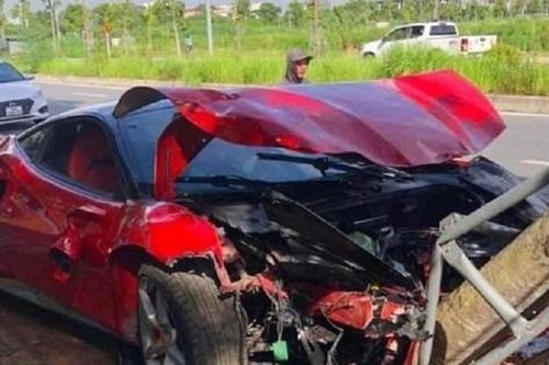 Gần 1 tháng sau khi húc đổ cây ở Hà Nội, siêu xe Ferrari 488 vẫn chưa được sửa