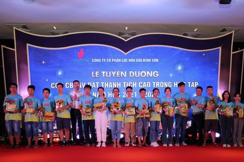 BSR trao thưởng cho con em người lao động có thành tích cao trong học tập