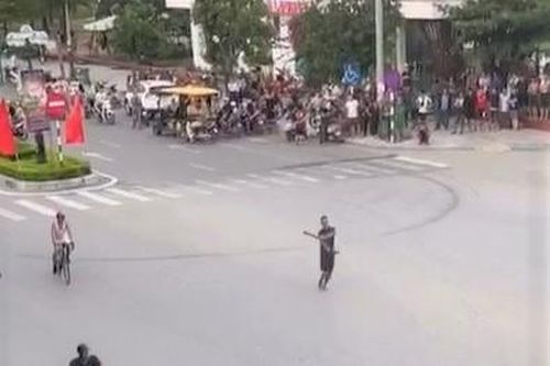 Công an vây bắt thanh niên nghi ngáo đá, cầm hung khí náo loạn đường phố