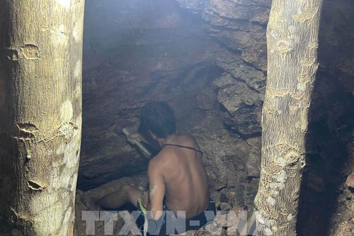 Cận cảnh 'vàng tặc' ngang nhiên khai thác trong lòng rừng phòng hộ