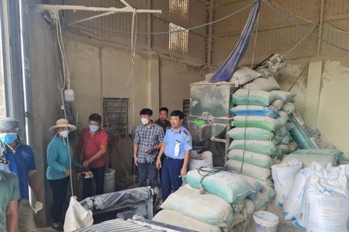 Hải Dương: Phát hiện hàng chục tấn thức ăn chăn nuôi trộn bột đá