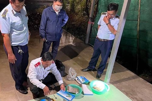 Ngăn chặn 3,5 tấn tôm sú ướp lạnh có chứa tạp chất