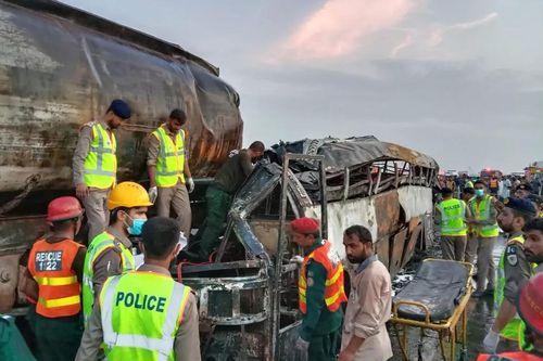 Pakistan: 20 người chết cháy trong tai nạn đường bộ