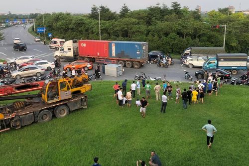 Hà Nội: Xe cẩu tông hàng loạt ô tô, xe máy ở chân cầu Thăng Long, 1 người chết