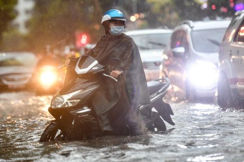 Chưa kiểm soát được điểm ngập mới ở chân cầu Thủ Thiêm 2