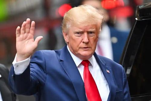 Ông Trump được trả lại 3 hộ chiếu sau vụ khám xét dinh thự
