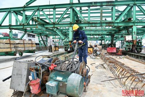 Nỗ lực thi công đúng tiến độ tuyến đường bộ trên cao dọc đường Vành đai 2