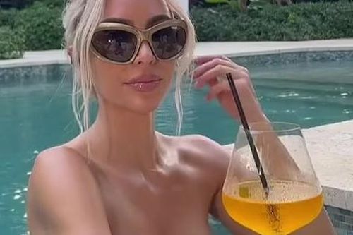 Kim Kardashian tung ảnh cực 'nóng' sau chia tay tình trẻ kém 13 tuổi