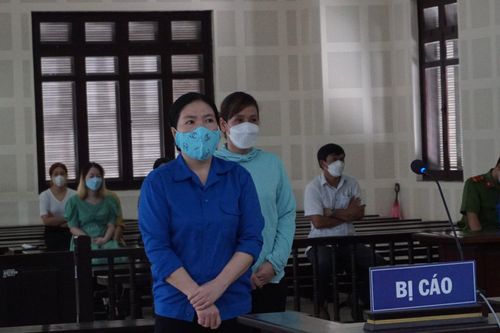 Xét xử nhân viên phòng đăng ký đất đai mang sổ đỏ của dân cho bạn 'mượn' để cầm cố