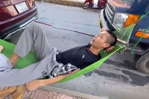Tài xế mắc võng ngủ, thổi kèn đám ma... phản đối trạm thu phí BOT 39