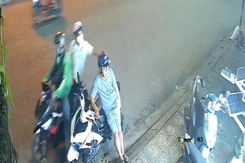 Hai đối tượng liều lĩnh giật dây chuyền ngay khu vực chợ Búng