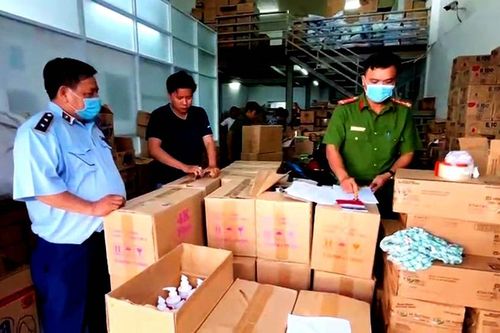 Phát hiện hàng ngàn chai sữa tắm và kem đánh răng không rõ nguồn gốc