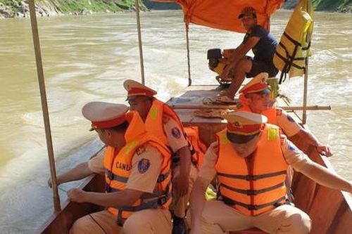 Tìm thấy toàn bộ thi thể 3 trẻ em và 2 người lớn vụ lật thuyền trên sông
