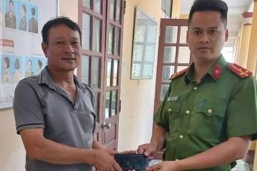 Thượng úy Công an nhặt được điện thoại Iphone, trả lại người đánh rơi
