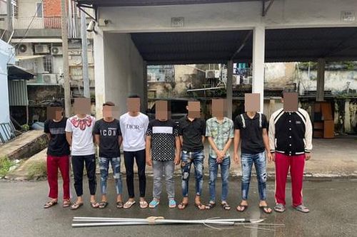 Bắt giam 17 đối tượng gây rối chỉ vì hai nữ sinh mặc áo đầm giống nhau