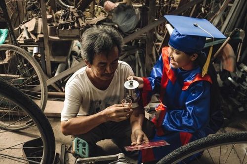Bộ ảnh kỷ yếu chụp cùng bố sửa xe, mẹ bán hàng bỗng 'sốt' trở lại