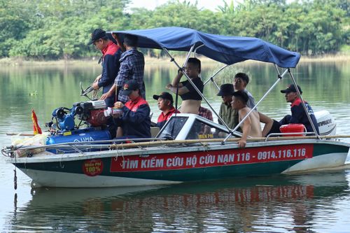 Vụ cô gái mất tích tại Hà Nội: Người dân chen chúc để livestream
